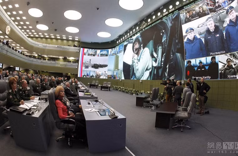 Trong các phòng tác chiến và phòng họp tại trung tâm đều được trang bị các màn hình lớn hiển thị đầy đủ những thông tin mở mà trung tâm thu được.