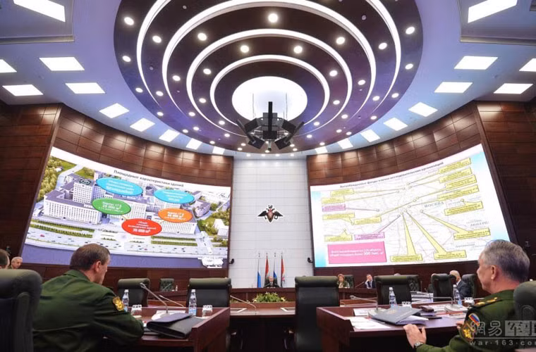 Trang thiết bị của trung tâm này rất hoàn hảo, đủ loại công nghệ, thậm chí công năng còn hiện đại hơn rất nhiều so với trung tâm chỉ huy quân sự quốc gia Mỹ (NMCC).