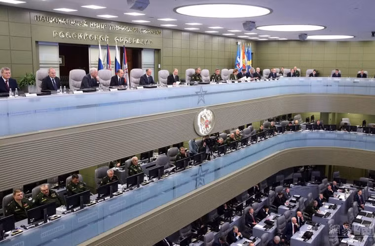 Trung tâm chỉ huy quốc phòng Nga có mức độ an ninh rất cao, bao gồm nhiều phòng tác chiến lớn, trang bị trung tâm xử lý dữ liệu tân tiến nhất, cơ sở hạ tầng dưới lòng đất, tuyến đường vận chuyển bí mật dùng để sơ tán khẩn cấp và cả bãi đáp trực thăng.