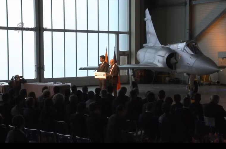 Phi công tiêm kích Mirage 2000 nâng cấp sẽ được sử dụng hệ thống chỉ thị mục tiêu và hiển thị trên mũ bay TopSight kiểu mới của tập đoàn Thales (Pháp). Điều này sẽ nâng cao khả năng không chiến tầm gần của Mirage.