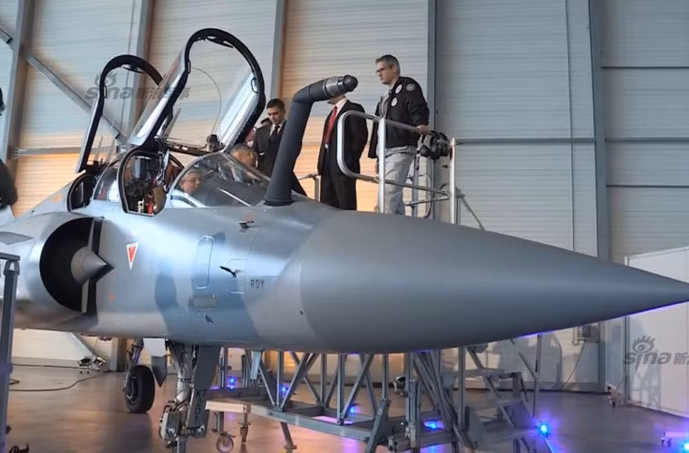 Đại sứ Ấn Độ tại Pháp ngồi lên tiêm kích Mirage 2000 nâng cấp.