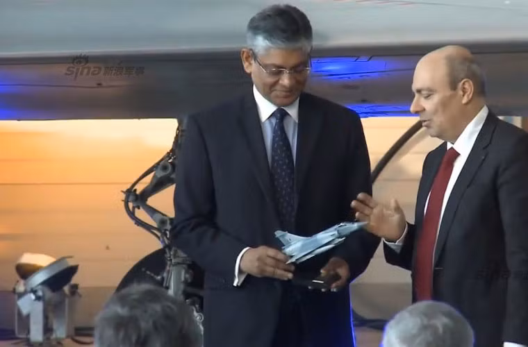 Đại sứ Ấn Độ tại Pháp được chủ tịch của hãng Dassault Aviation, Eric Trappier tặng mô hình máy bay chiến đấu Mirage 2000.