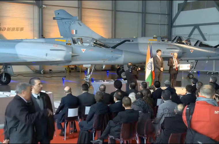 Tham gia buổi lễ bàn giao này ngoài chủ tịch của hãng Dassault Aviation và Đại sứ Ấn Độ tại Pháp ra còn có sự tham gia của nhiều quan chức khác đến từ hai nước.