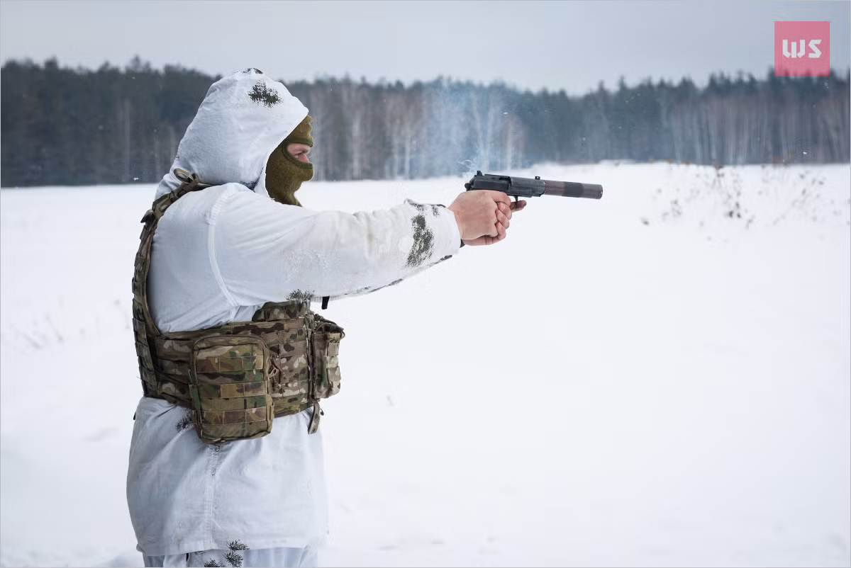 Súng lục giảm thanh PB 6P9l được trang bị cho KGB và các binh sĩ thuộc những đơn vị trinh sát và phá hoại địch. Súng có ưu thế ổn định và giảm thanh tuyệt vời khi bắn.