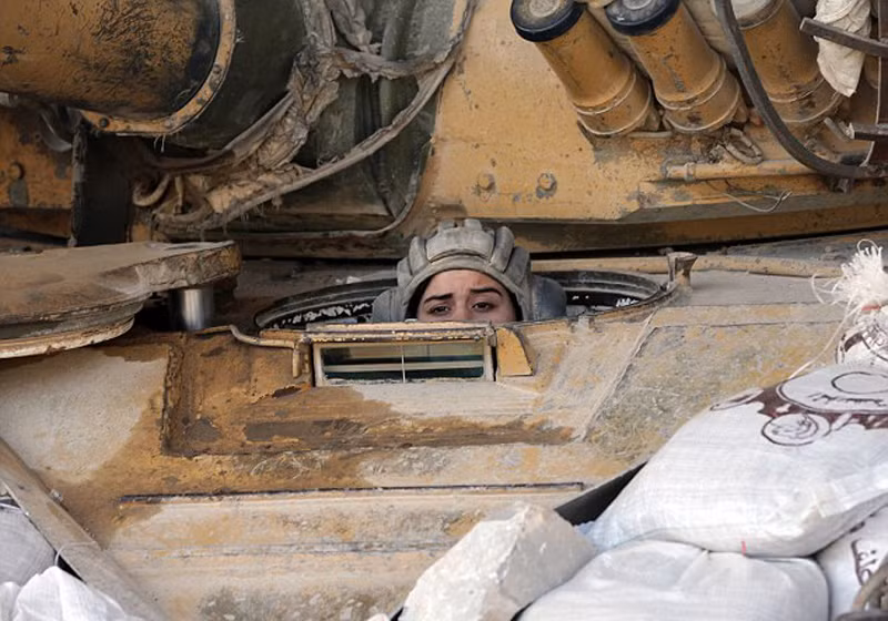 Lái xe cũng đã vào vị trí. Xung quanh tháp pháo và bên ngoài khoang lái xe tăng được chất thêm các bao cát giúp tăng cường khả năng chống đạn cho xe.