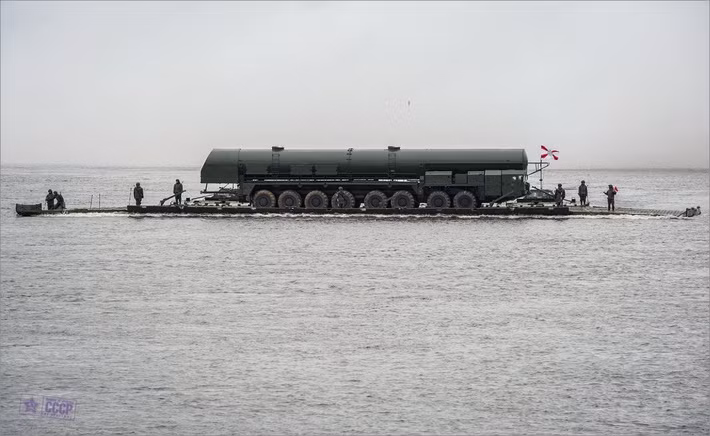 Đặc biệt, cuộc tập trận vượt sông có sự tham gia của cả xe chở tên lửa đạn đạo liên lục địa Topol.