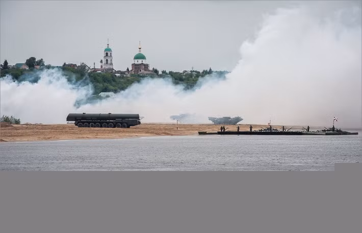 Khói ngụy trang được thả khắp nơi bao phủ đoàn xe chuẩn bị vượt sông.