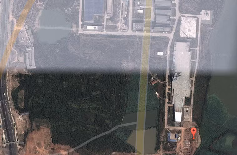 Còn đây là hình ảnh chụp ở một thời điểm khác, khi đó chưa có mô hình tàu chiến bên cạnh.