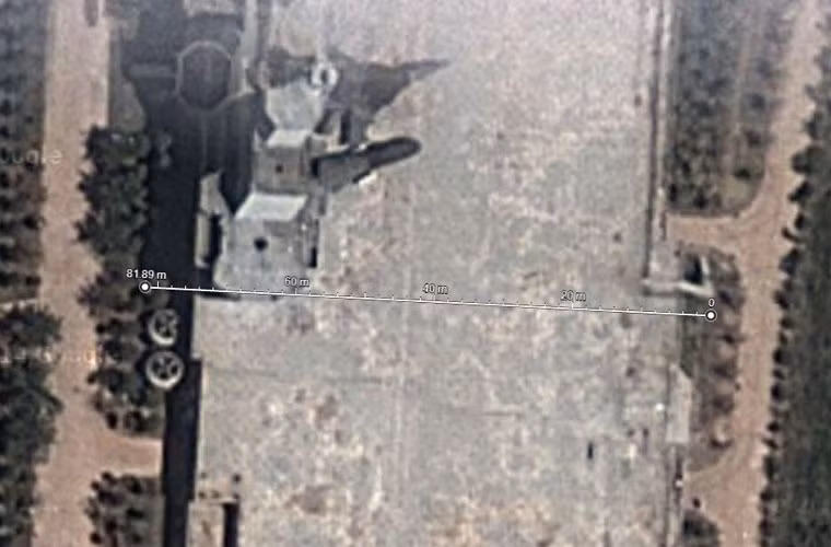 Trong ảnh chiều rộng của kiến trúc tàu sân bay khoảng 80m.