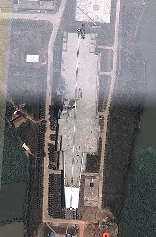 Chiều dài của mô hình tàu sân bay trên cạn này khoảng 300m.