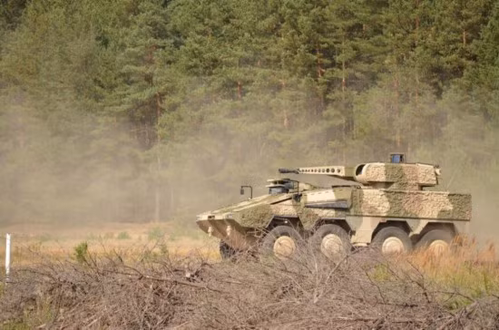 Boxer có thêm pháo của Puma như "hổ thêm cánh" vì vừa đảm bảo khả năng vận tải binh sĩ lại vừa có thể tấn công, hỗ trợ hỏa lực trên chiến trường.