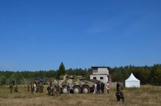 Không những thế, KMW có thể lắp cả pháo hạng nặng cỡ 155/152 mm lên Boxer trong trường hợp loại bỏ hoàn toàn khoang chở quân. Hiện loại Boxer mang pháo cỡ 30 mm đang được Lithuania để mắt tới.