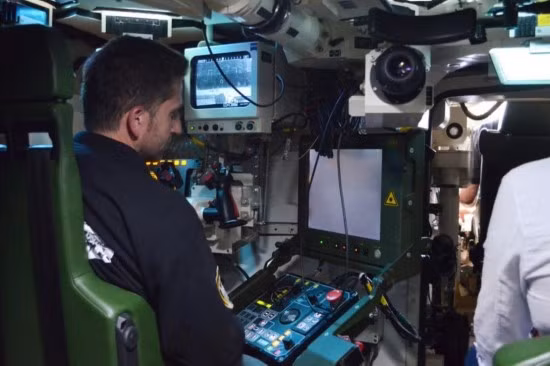 Các nhân viên kỹ thuật đang kiểm tra các màn hình điểu khiển bên trong khoang lái của Boxer. Xe bọc thép này vẫn có thể chở được 7 binh sĩ cùng với 3 thành viên trong kíp điều khiển gồm lái xe, chỉ huy và pháo thủ.