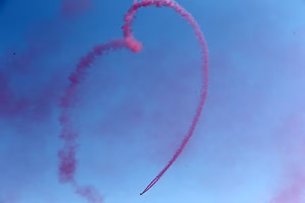 Vẽ thành hình trái tim vô cùng đẹp mắt. Tại buổi lễ khai mạc MAKS 2015, ông Putin tái khẳng định Nga sẽ không ngừng tăng cường sức mạnh để giữ vị trí là một trong những cường quốc trong ngành hàng không vũ trụ.