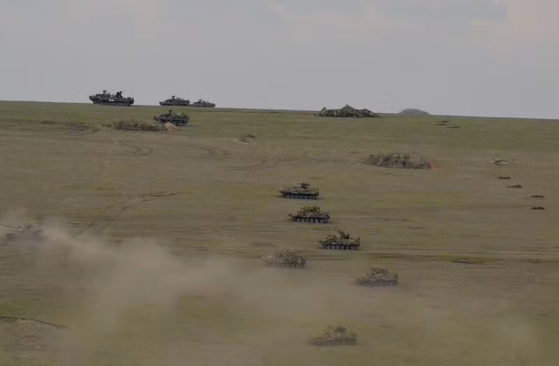 Hàng loạt xe thiết giáp chiến đấu quân đội NATO dồn dập hành quân khiến thao trường khói bụi mù mịt.