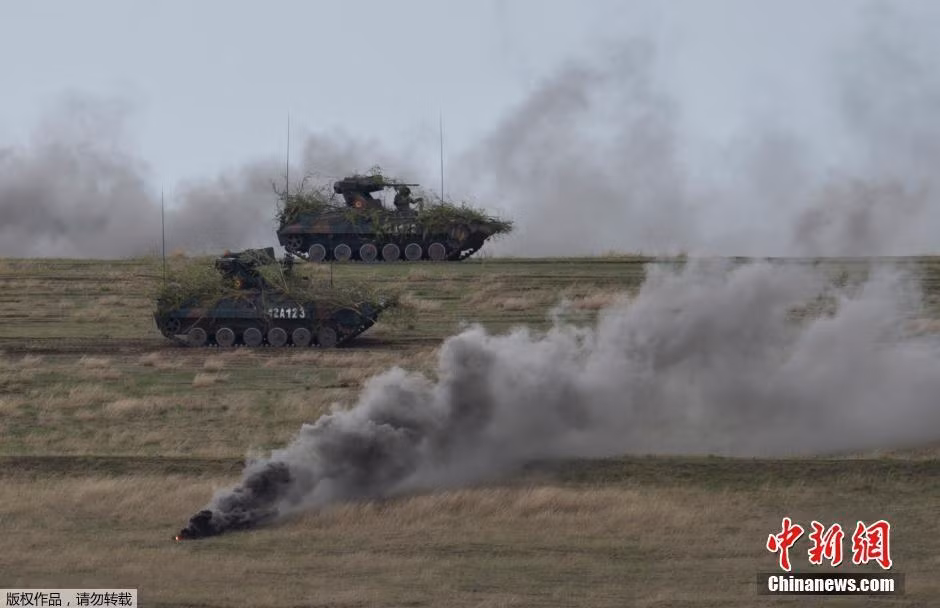 Các xe thiết giáp chiến đấu được ngụy trang bằng các lá cây và đạn khói.