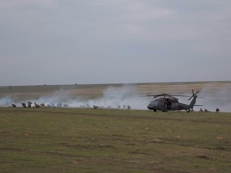 Trong ảnh là loại trực thăng Blackhawk của Mỹ. Đây là một loại trực thăng được thiết kế cho nhiệm vụ vận tải chiến thuật.
