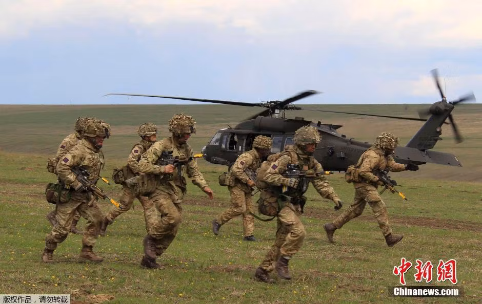 Với tốc độ 357 km/h, khả năng hạ cánh trên nhiều loại địa hình khác nhau và có thể mang theo 11 binh sĩ, Blackhawk giúp triển khai quân lực một cách nhanh chóng tới địa bàn tác chiến.