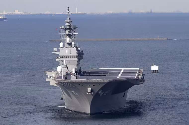 Ngoài đội ngũ trực thăng chống ngầm, tàu khu trục JDS Izumo được trang bị loạt thiết bị tối tân gồm: hệ thống điều khiển chiến đấu OYQ-12, điều khiển hỏa lực FCS-3, radar tìm kiếm, hệ thống sonar. Đồng thời Izumo còn sở hữu 2 hệ thống pháo cận chiến Phalanx CIWS và hệ thống đánh chặn tên lửa SeaRAM CIWS.