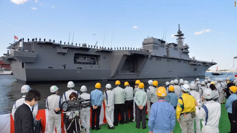 Con tàu chính thức nhổ neo tham gia bảo vệ lãnh hải Nhật Bản. Theo Bộ Quốc phòng Nhật Bản cho hay, JDS Izumo sẽ đóng vai trò giống như một trung tâm chỉ huy của lực lượng bảo vệ biển nước này.