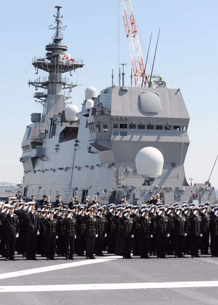 Cùng với đội ngũ thủy thủ đông đảo, JDS Izumo còn mang theo 7 trực thăng chống ngầm và 2 trực thăng tìm kiếm cứu hộ. Con số máy bay tối đa có thể mang theo lên tới 28 chiếc.