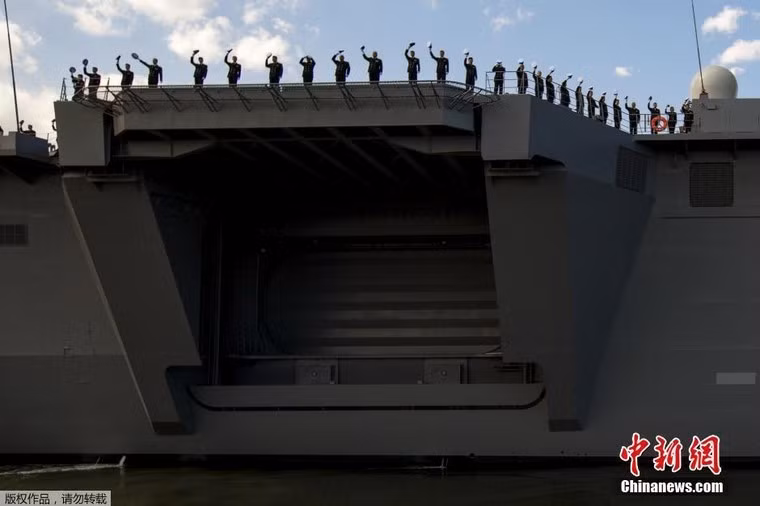 Siêu hạm JSD Izumo có lượng giãn nước 19.500 tấn, lượng giãn nước tối đa 24.000 tấn, mang theo thủy thủ đoàn 470 người. Những chỉ số này cho thấy Izumo không kém gì một tàu sân bay hạng nhẹ.