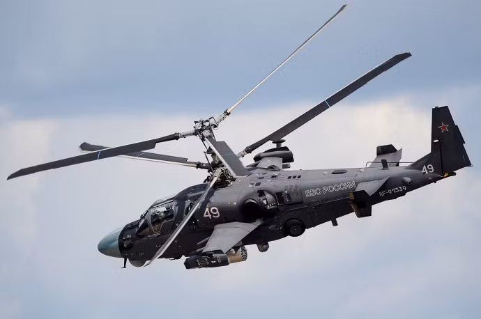 Tổng cộng trong nội dung thi Aviadarts có tới 100 phi công cùng 12 loại máy bay, trực thăng tham gia tại ba sân bay vùng Ryazan, Bryansk và Kaluga, Nga. Ảnh: trực thăng tấn công Ka-52 Nga tham gia cuộc thi.