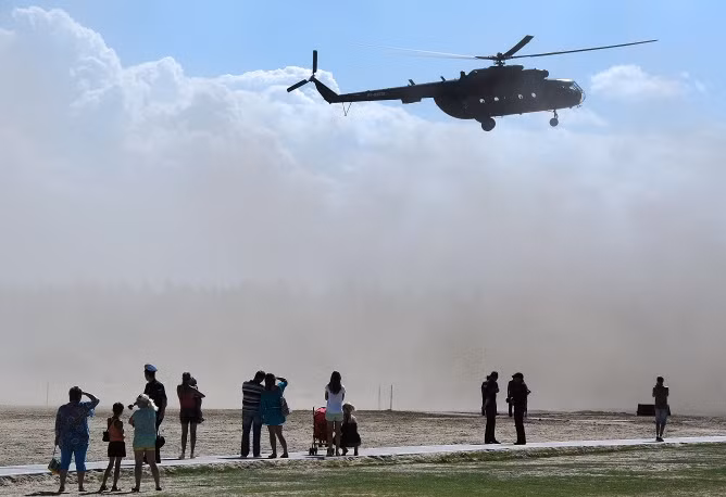 Trực thăng Mi-8 bay biểu diễn ở tầm thấp.