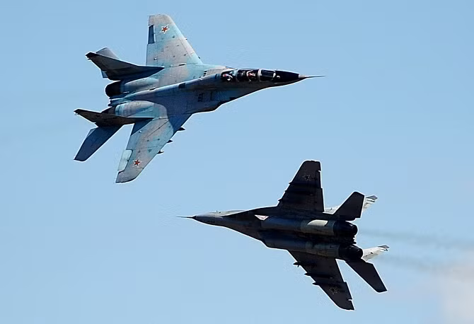 MiG-29 quần thảo trên bầu trời.