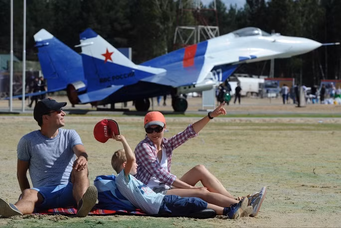 Tuy nhiên, nhờ lợi thế áp đảo như vậy phía Nga vẫn không hề mất tinh thần và vẫn thừa chiến đấu cơ và máy bay tham gia tranh tài. Ảnh: khách tham quan thích thú với những màn biểu diễn tại Aviadarts.