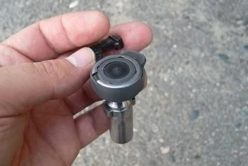 Bộ phận lắp đầu đạn của dao có thể được tháo rời ra.