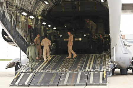 Sau diễn tập với Romania, hôm 29/3, một vận tải cơ C-17 Globemaster Mỹ mang theo các xe thiết giáp đã hạ cánh xuống sân bay Burgas của Bulgaria.