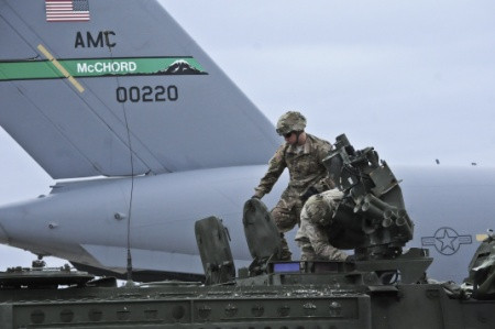 Kíp lái kiểm tra xe trước khi kéo tới điểm diễn tập.