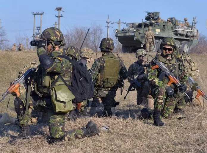 Các binh sĩ Romania đang cảnh giới bảo vệ bãi độ bộ cho lính dù Mỹ "hạ cánh" và dọn đường cho đội thiết giáp của Mỹ tiến về điểm tập kết tập trận.