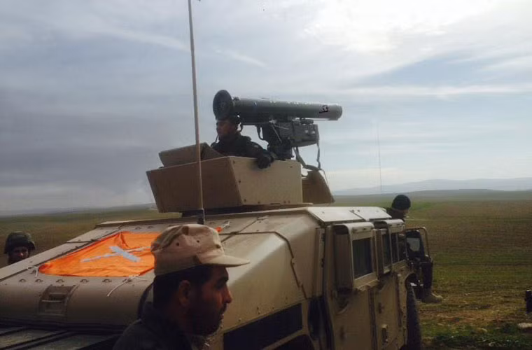 Quanh xạ thủ điều khiển tên lửa chống tăng HJ-8 Trung Quốc đặt trên xe thiết giáp Hummer Mỹ được trang bị thêm các tấm thép chống đạn.