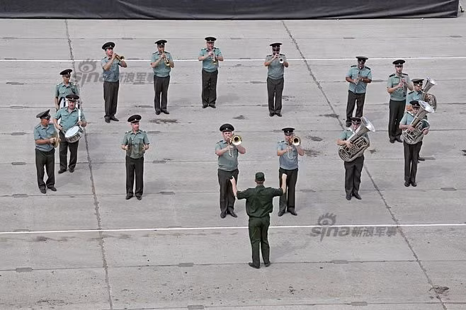 Nổi nhạc cho buổi lễ khai mạc.