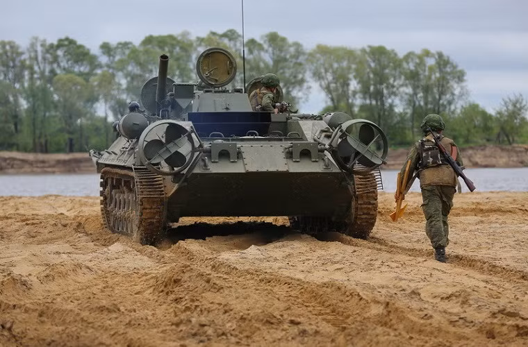 Trong ảnh là kíp chiến đấu của một chiếc IRM trong huấn luyện rà phá bom mìn.