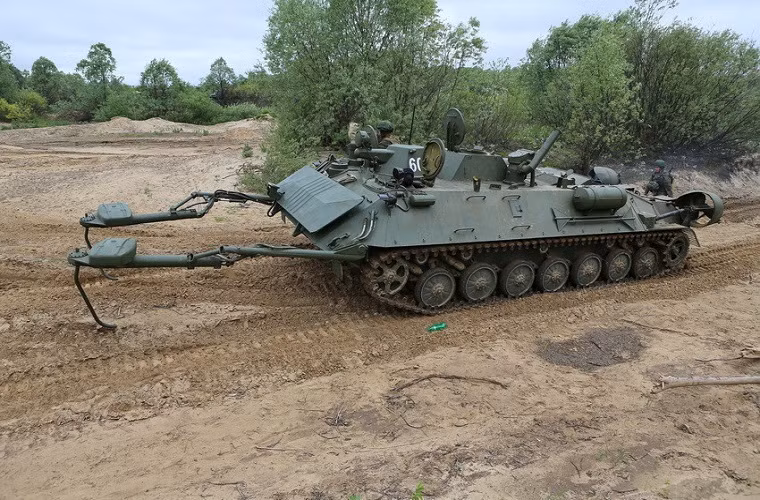 Hai càng quét mìn của IRM có chiều rộng lớn hơn môt chút so với chiều rộng của thân xe giúp nó có thể di chuyển linh động, cũng như tránh trường hợp IRM di chuyển vào trong khu vực vẫn còn các loại mìn bộ binh của đối phương.