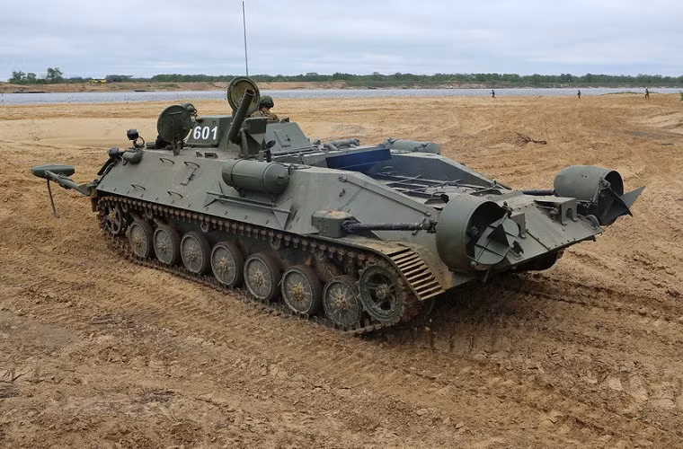 Cận cảnh phần thân phía sau của xe thiết giáp trinh sát kỹ thuật IRM với hai động cơ đẩy chân vịt khá lớn so với các dòng xe bọc thép lội nước từng được Liên Xô phát triển.