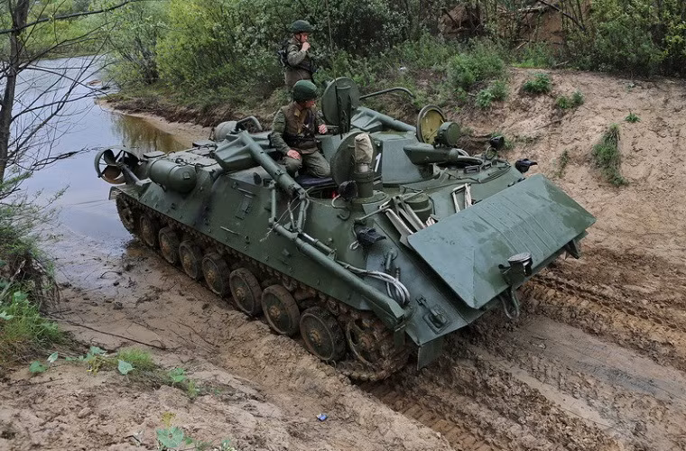 Do được thiết kế dành cho lực lượng bộ binh cơ giới hoặc lực lượng công binh nên IRM có thể hoạt động ở hầu hết mọi loại địa hình kể cả vùng nước sâu.