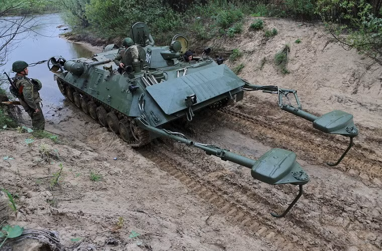 Trong ảnh là hai càng quét mìn của IRM sau khi được triển khai.