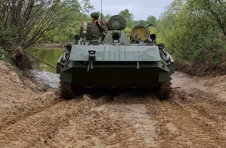 Tuy nhìn từ bên ngoài IRM có kích thước khá nhỏ nhưng nó lại có thể chở theo tối đa 6 binh sĩ bao gồm cả kíp chiến đấu 3 người. Hệ thống vũ khí chính dòng xe bọc thép này cũng khá hạn chế nó chỉ được trang bị các súng máy hạng nhẹ PKT 7,62mm.