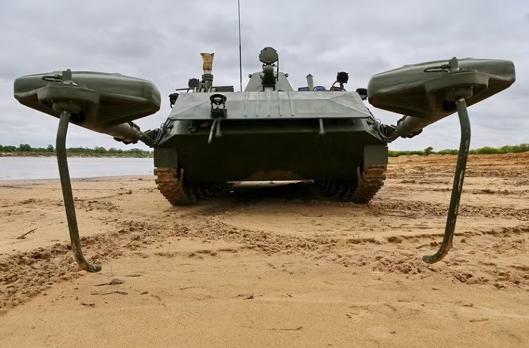 Ảnh chụp từ phía trước của IRM với hai càng quét mìn.