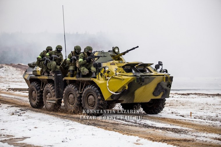 Các binh sĩ trên xe thiết giáp chở quân BTR.