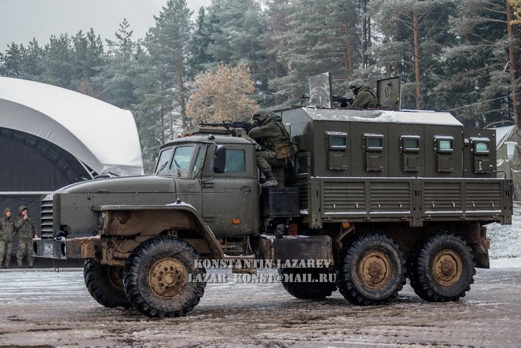 Sử dụng các phương tiện cơ giới giúp các binh sĩ đặc nhiệm hoạt động có tính cơ động cao.