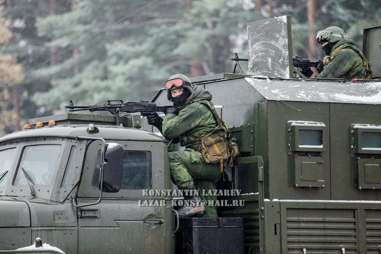 Các binh sĩ đang đặt khẩu súng máy PKP Pecheneg trên nóc xe sẵn sàng tiêu diệt mục tiêu.