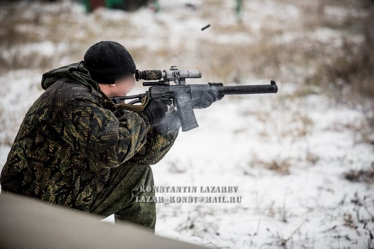 Trong khi một xạ thủ khác đang dùng khẩu súng trường tấn công AS Val nã đạn dữ dội.