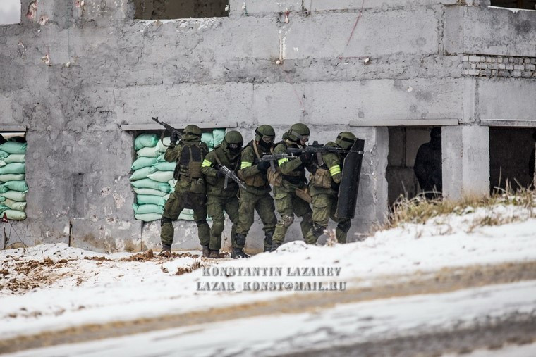 Tấn công tứ phía.