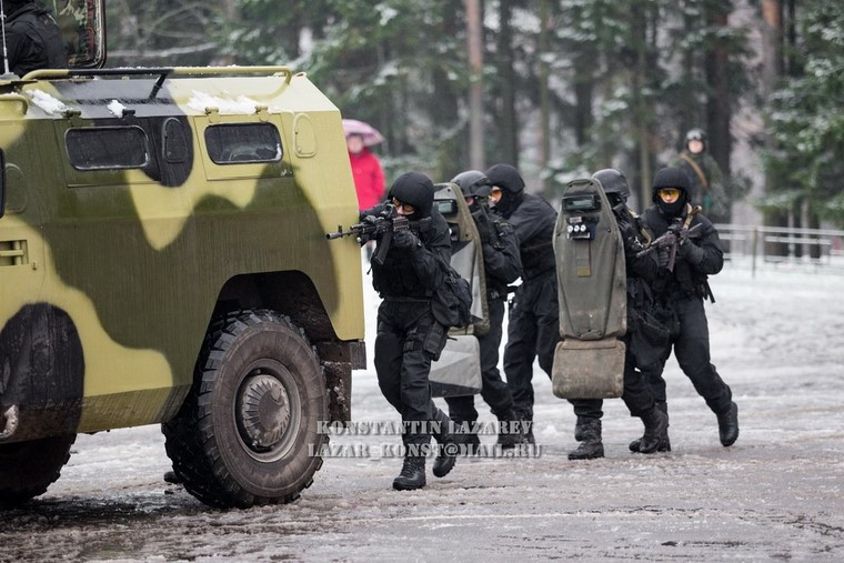 Tổ chức tấn công mục tiêu dưới sự yểm trợ của xe bọc thép đa năng loại GAZ-2330.