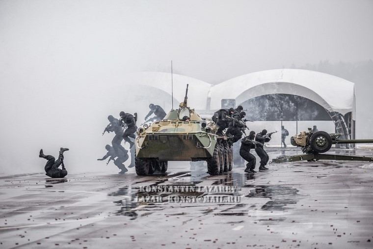 Các chiến binh đặc nhiệm Vityaz ồ ạt bao vây tiêu diệt gọn mục tiêu.